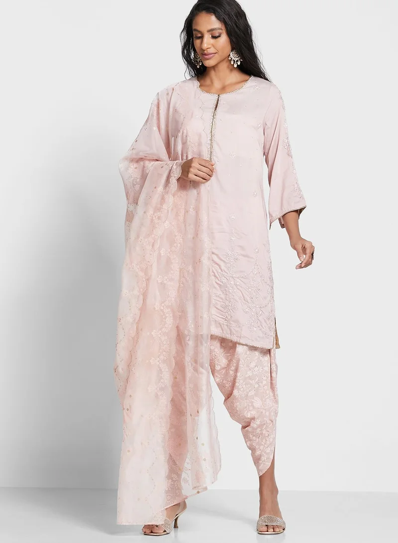 W Embroidered Set