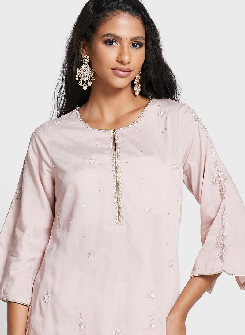 W Embroidered Set