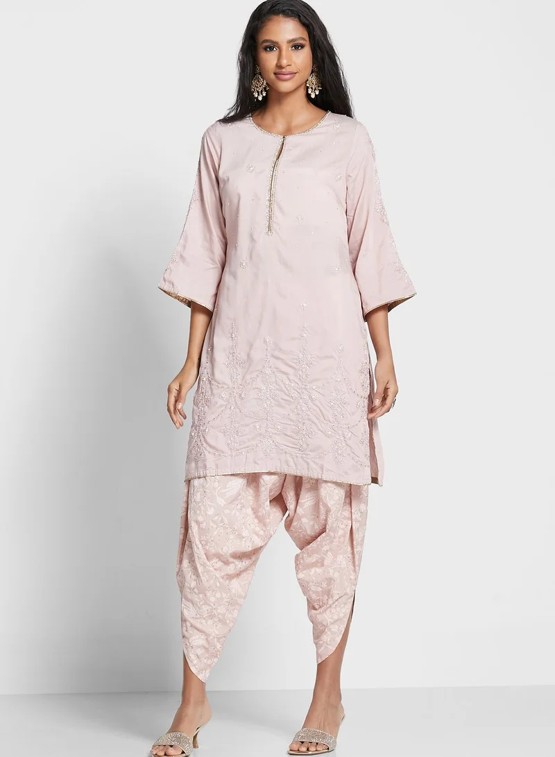 W Embroidered Set
