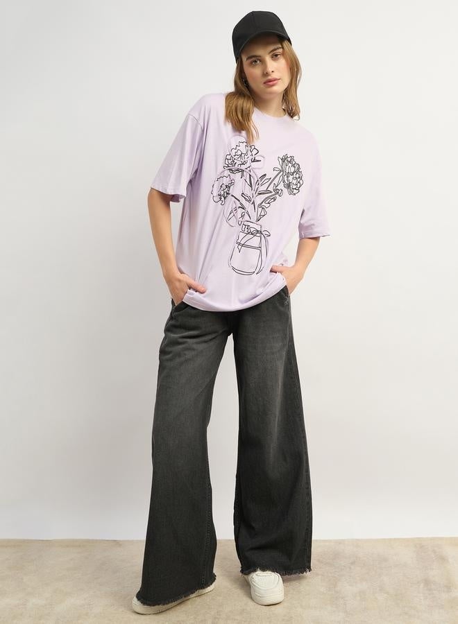 ستايلي تيشيرت بطباعة جرافيك بياقة دائرية وقصة واسعة - Image 2