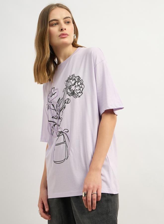 ستايلي تيشيرت بطباعة جرافيك بياقة دائرية وقصة واسعة - Image 3