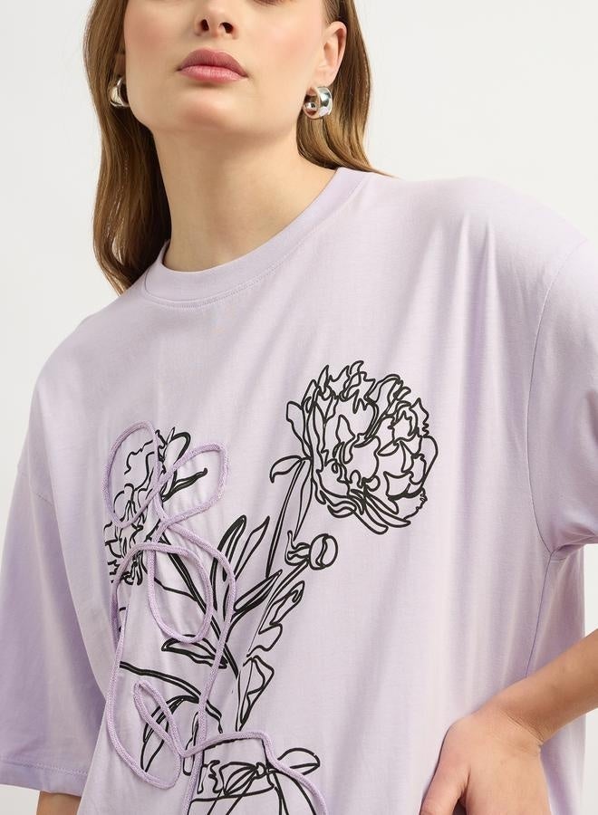 ستايلي تيشيرت بطباعة جرافيك بياقة دائرية وقصة واسعة - Image 4