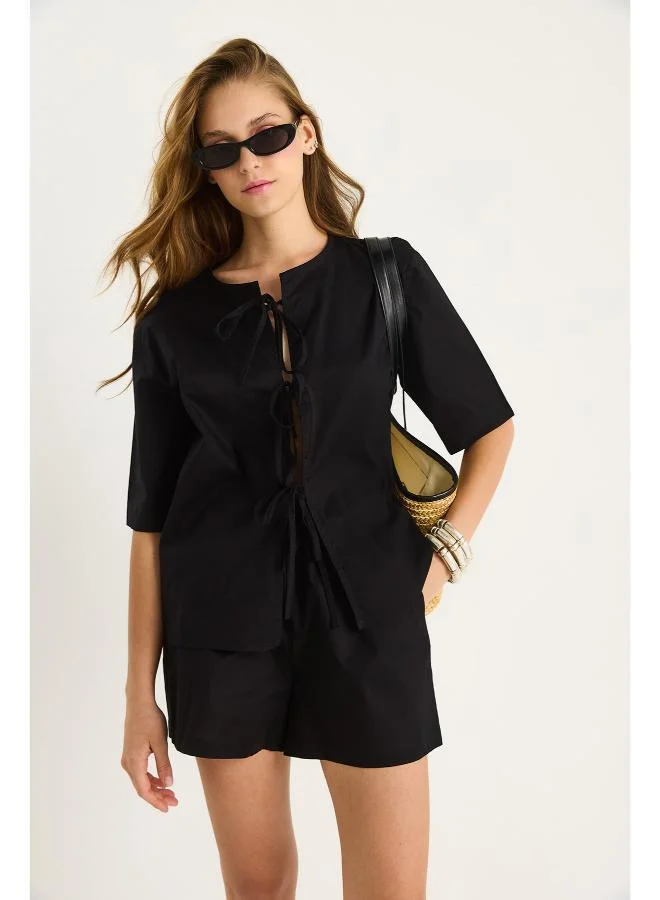 جينجر طقم بلوزة بخصر مربوط وتنورة قصيرة