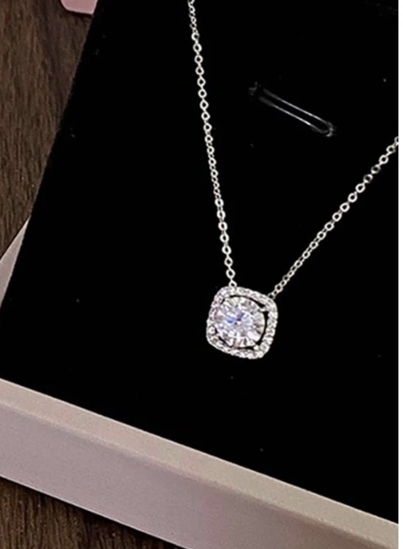 يوكا  قلادة بتعليقة بديكور حجر الراين مربع تصميم بسيط يناسب المراة العصرية - Image 2