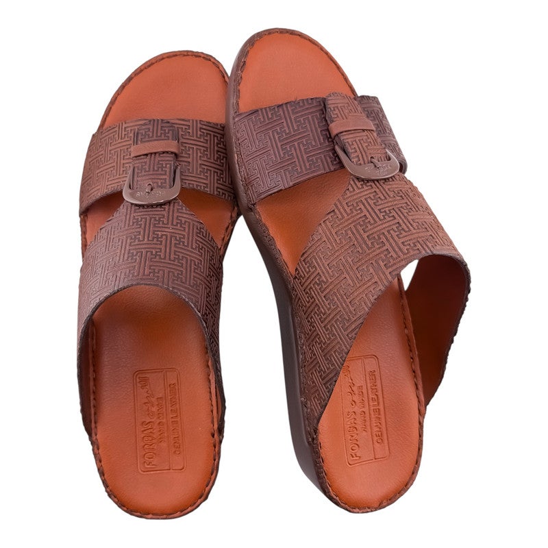 إيت صندل عربي يدوي الصنع للرجال من AET | شبشب رجالي خارجي | شبشب مفتوح من الأمام للاستخدام اليومي | جلد شامواه عربي أصلي مع إبزيم | تصميم جديد | نعل داخلي بلون بني فاتح | مريح وخفيف الوزن - Image 2