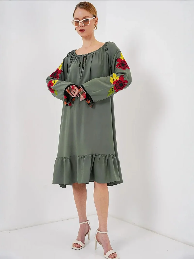 بيغ دارت فستان ميدي مطرز بياقة مكشكشة ورباط