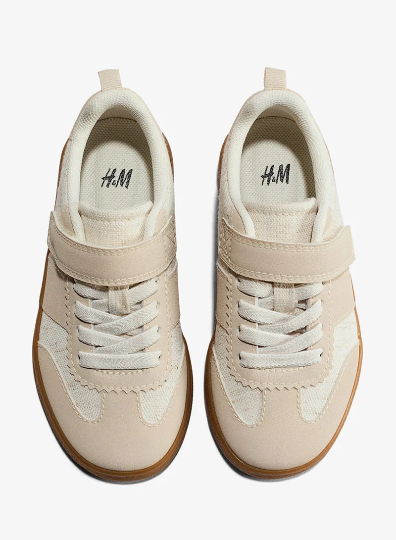 اتش اند ام حذاء رياضي