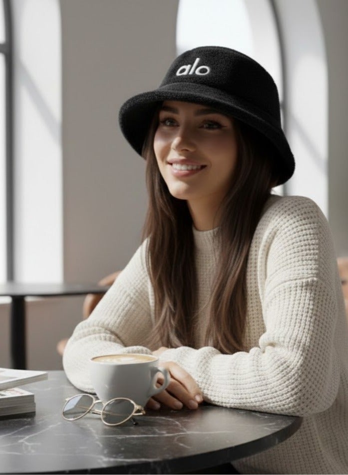 ألو قبعة بوكت شتوية فرو فاخرة بشعار Alo – خامة ناعمة ودافئة، تصميم عصري أنيق للجنسين، مثالية للشتاء والخروجات اليومية مع ستايل كاجوال مميز(أسود) - Image 4