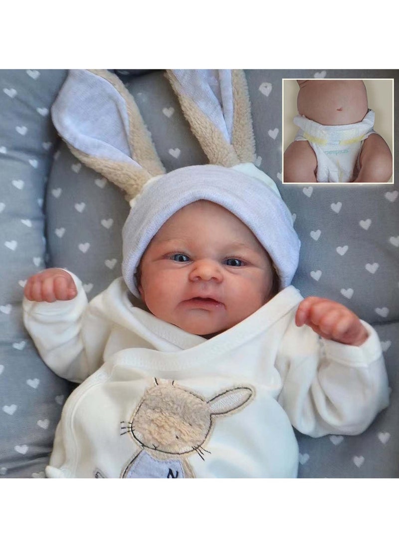 ان بي كي دمية طفل جميلة تبدو حقيقية، دمية baby بطول 19 بوصة مصنوعة من الفينيل والسيليكون، دمى أطفال مستنسخة ناعمة بجسم كامل من السيليكون مع مجموعة ملابس، دمية طفل واقعية للأعمار من 3 سنوات فما فوق.  - Image 4