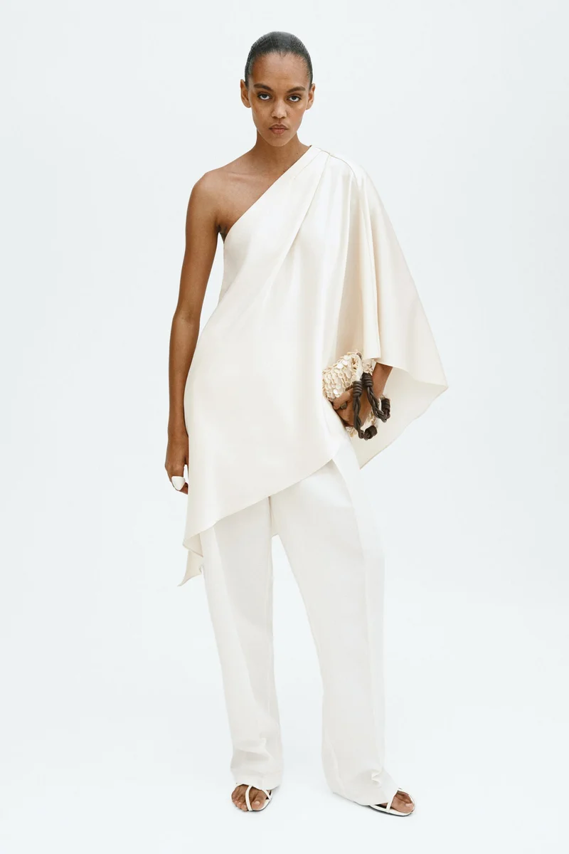 اتش اند ام بلوزة من الساتان بكتف واحدة