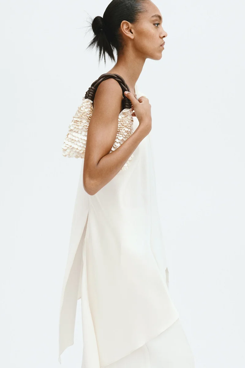 اتش اند ام بلوزة من الساتان بكتف واحدة