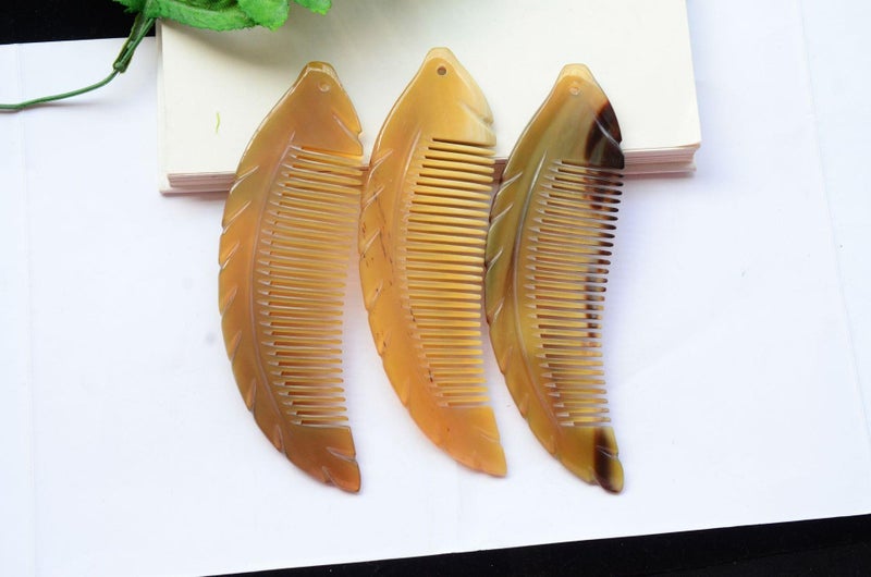 Generic Manufacturer Wholesale Yellow Horn Comb Yak Horn Comb Buffalo Horn Comb Thickeneded Fat Comb Bag Comb Flap Pocket Pants Comb Anti-static Leaf comb safety buckle pendant