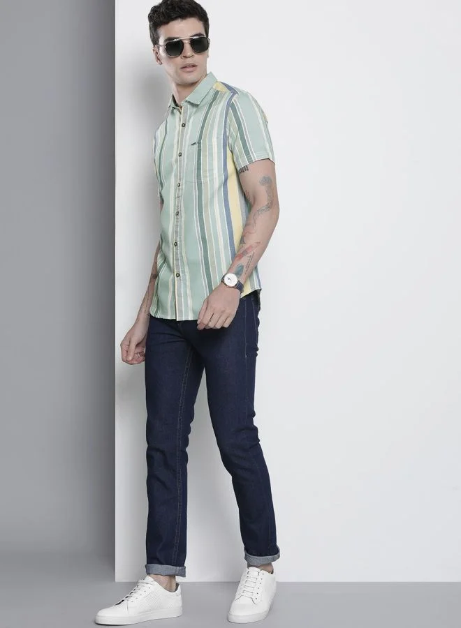شركة المرآب الهندية Men Slim Fit Striped Half Sleeves Cutaway Collar Casual Shirt