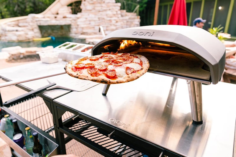 ooni مقلاة بيتزا دوارة - مقلاة بيتزا مصنوعة من الألمنيوم المثقب بحجم 7 بوصات، أداة خفيفة الوزن لقلب البيتزا بمقبض طويل، أدوات بيتزا، ملحقات فرن البيتزا - Image 2