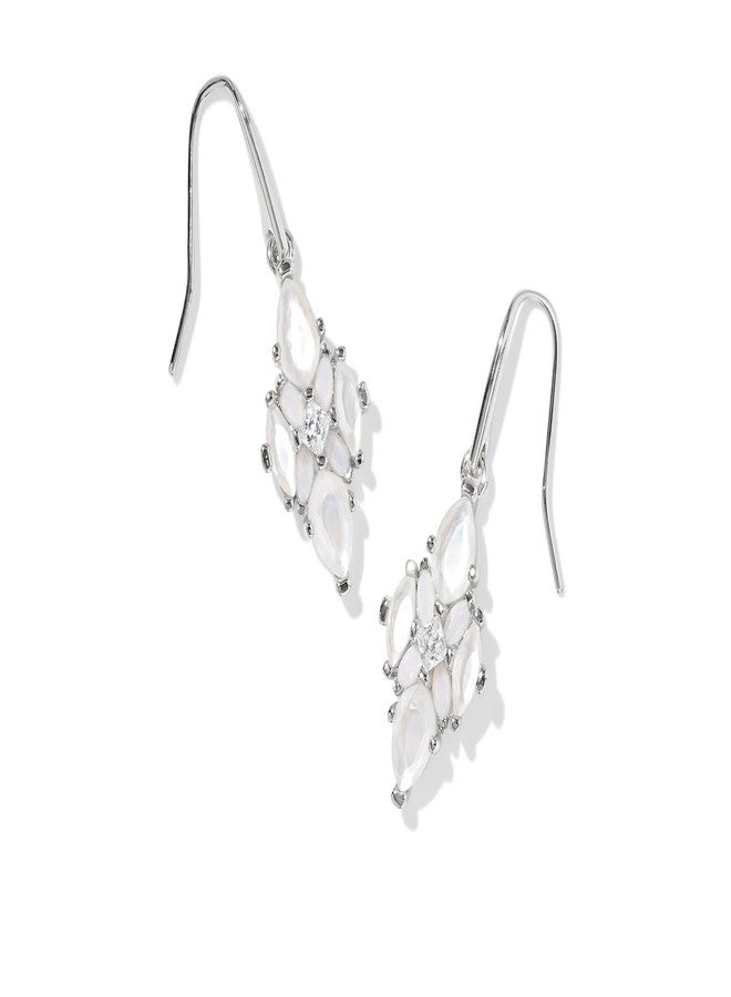 كيندرا سكوت أقراط كيندرا سكوت النسائية آبي الكريستالية المتدلية، لون فضي محايد، مقاس واحد.