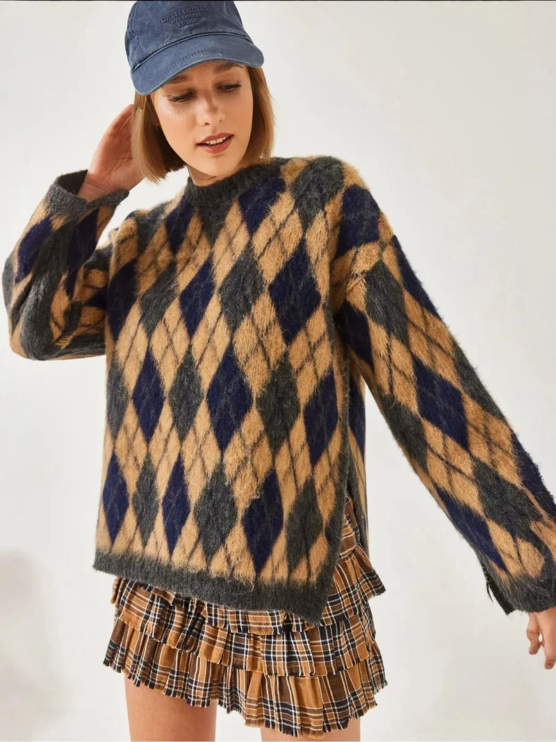 Bianco Lucci LUCCI Crew Neck Slit Knit Sweater in Baklava Pattern