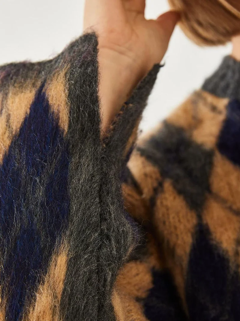 Bianco Lucci LUCCI Crew Neck Slit Knit Sweater in Baklava Pattern