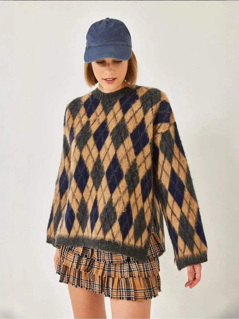 Bianco Lucci LUCCI Crew Neck Slit Knit Sweater in Baklava Pattern