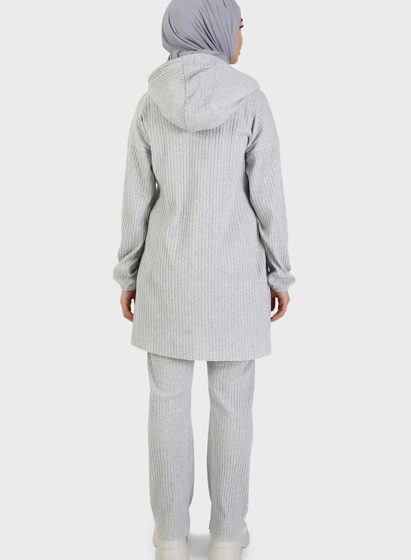 تافين من مودانيسا بلوزة محبوكة مع ياقة هودي