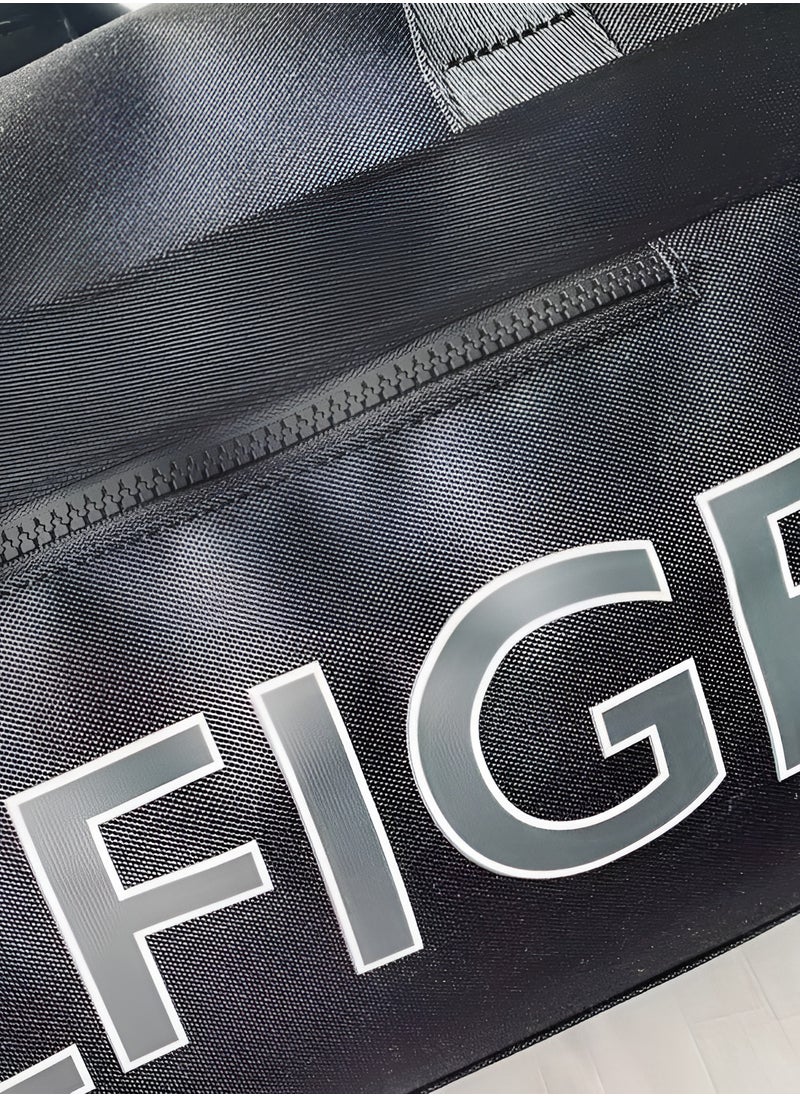 حقيبة دافل أساسية من تومي هيلفيغر - نايلون أسود