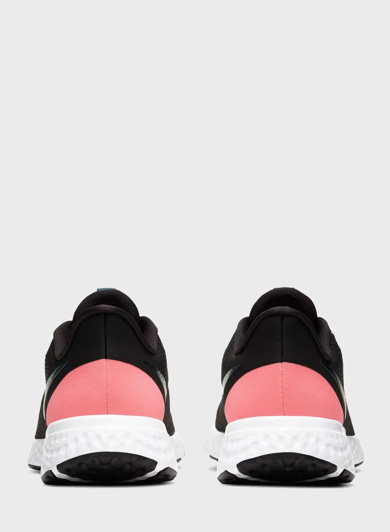 Nike Revolution 5