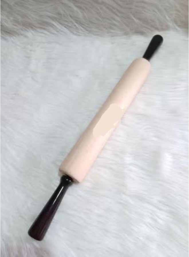 نشابة عجين مصنوعة من خشب الزان، مزودة بمقبض أسود لسهولة الاستخدام والتحكم.