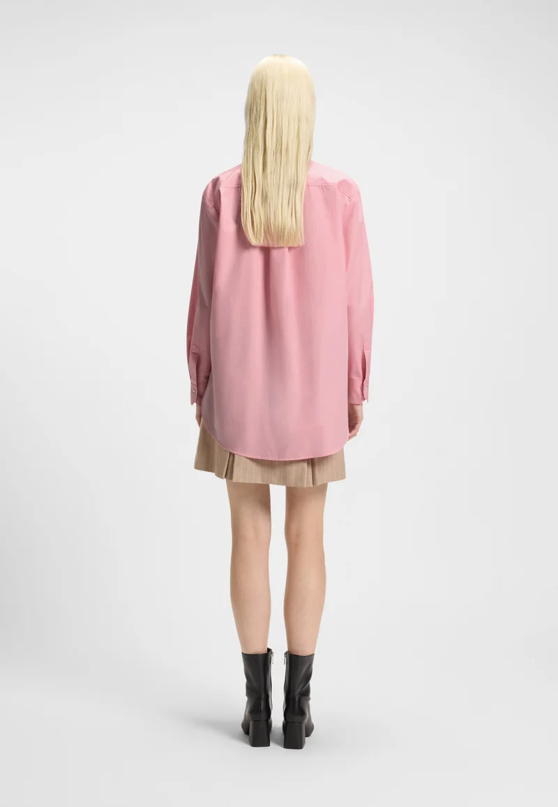 هوجو بلوزة واسعة بقماش قطني مطرز بشعار