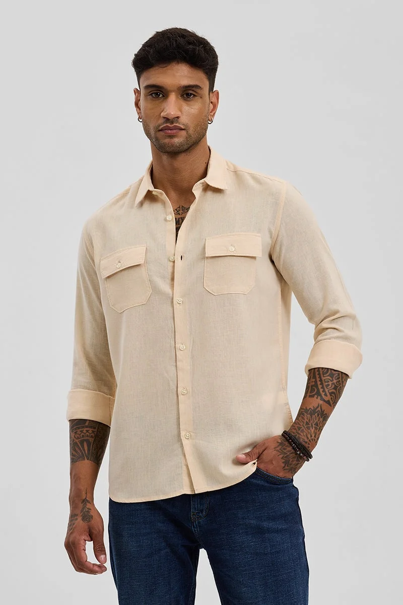 سنيتش قميص بيج بقصة عادية وجيبين