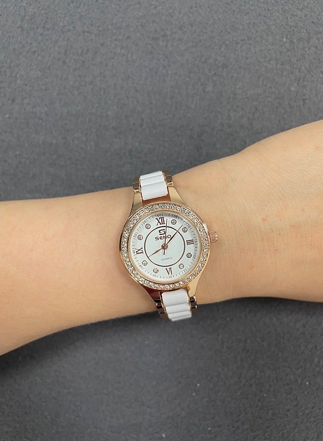 سينو ساعة نسائية مصنوعة من السيراميك، مرصعة بماسات وتحتوي على عداد كوارتز مقاوم للماء، ملونة بلون الذهبي الوردي والأبيض السيراميكي. - Image 3