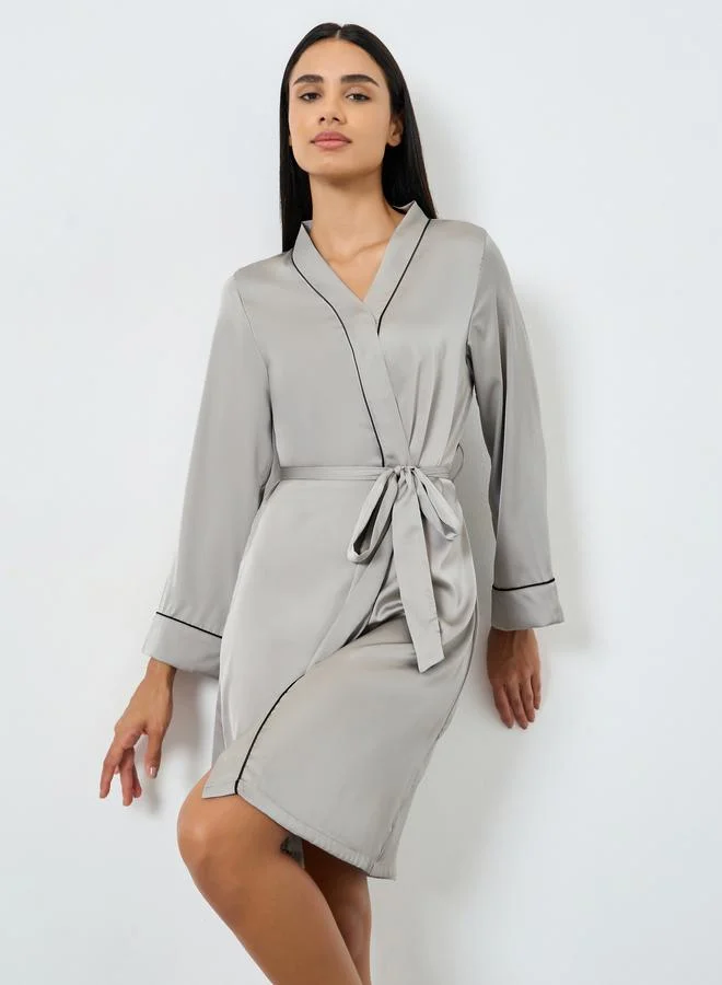 ستايلي روب ساتان بتفاصيل شريط متباين