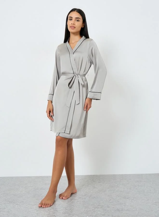 ستايلي روب ساتان بتفاصيل شريط متباين