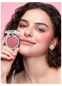 بلشر كارا بيوتي - كارا بيوتي Blush Essentials أحمر خدود بودرة يمنح خديك لمسة طبيعية من اللون بتركيبة قابلة للبناء لتتحكمي في شدة اللون بكل سهولة. غني بحمض الهيالورونيك فا على البشرة، وهو مثالي لجميع أنواع البشرة الذي يرطب البشرة ويمنحها مظهراً راعاً . يتميز بخلوه من التلك مما يجعله لطيف منعش ومشرًق للحصول على إطاللة طبيعية وأنيقة. نصائح االستخدام: اغم فرشاة أحمر الخدود في المنتج ثم رب ِت بلطف على تفاحة الخدين وادمجي نحو الاعلى والاسفل • إلطاللة طبيعية: بحركات دائرية. * للون أكثر كثافة: كرري التطبيق حتى تصلي إلى درجة اللون المرغوبة. * لمسة إضافية: يمكن استخدامه كظل عيون للحصول على مظهر متناسق ومشرق. درجات البلشر: - pzsku/Z364778A10113618A80AAZ/45/_/1736843475/a4c986c7-93c3-473e-83e2-bee80fa07539