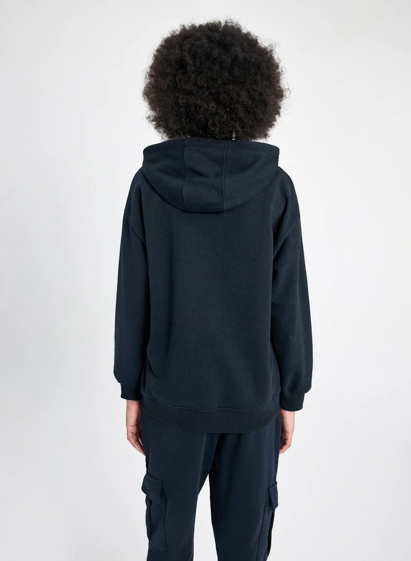 ديفاكتو سويت شيرت بغطاء رأس سميك بقصة واسعة بشعار  من