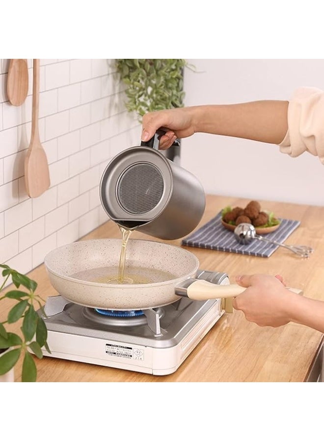 وعاء مصفاة زيت للمطبخ مع فلتر، موزع زيت من الستانلس ستيل سعة 1.4 لتر، حاوية تخزين مع مصفاة شبكية دقيقة، مثالية لزيت القلي وشحوم الطبخ - Image 2