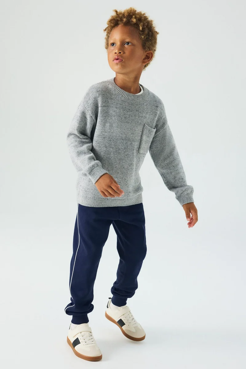 اتش اند ام بنطلون رياضي مزيّن برسمة