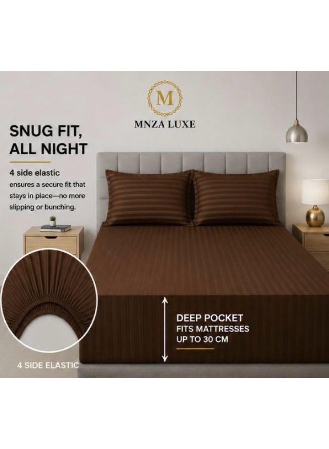 MNZA LUXE طقم شرشف سرير مطاطي من المايكروفايبر بتصميم خطوط 1 سم، يشمل شرشف سرير مطاطي واحد + 2 غطاء وسادة | فائق النعومة، قابل للتنفس ومقاوم للتجاعيد | لون بني قهوة - Image 1