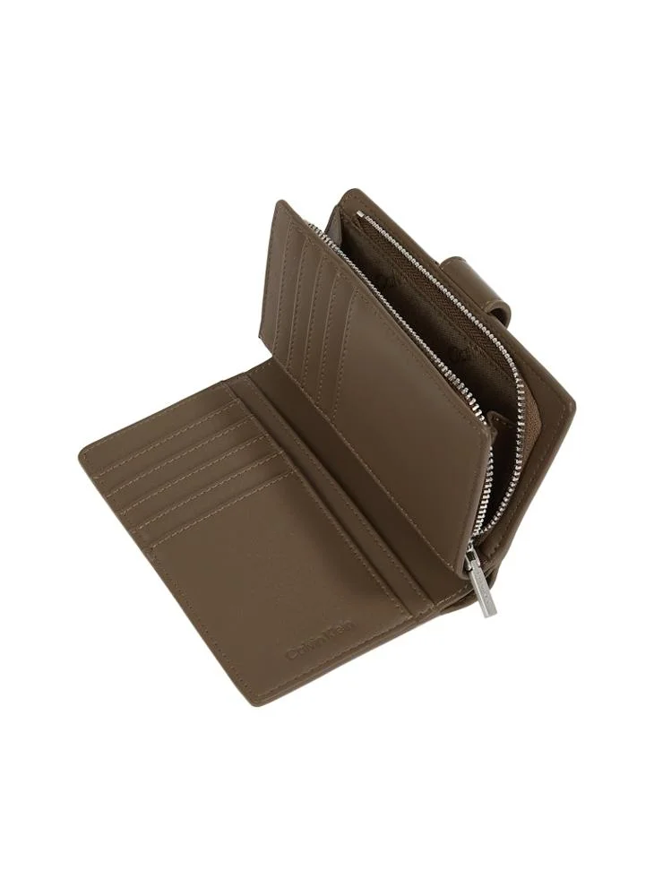 كالفن كلاين MEDIUM BIFOLD WALLET WITH HARDWARE SNAP