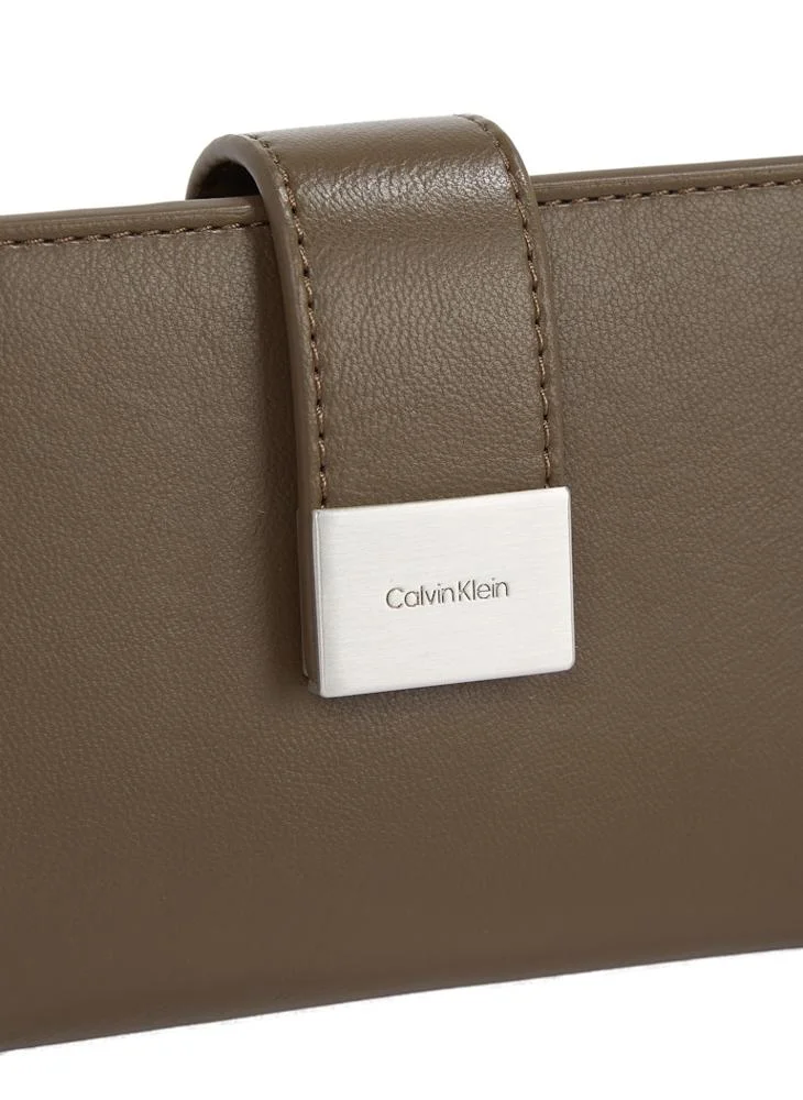 كالفن كلاين MEDIUM BIFOLD WALLET WITH HARDWARE SNAP