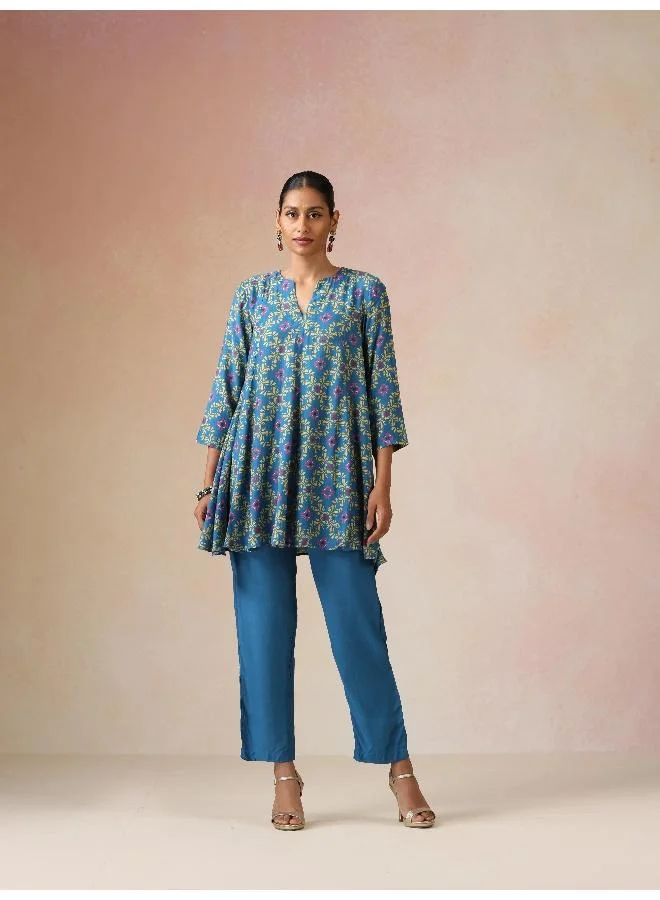 ترو برونز طقم بلوزة وبنطلون واسعين بطبعة جاال باللون الأزرق والليموني من ترو براونز من الفيسكوز