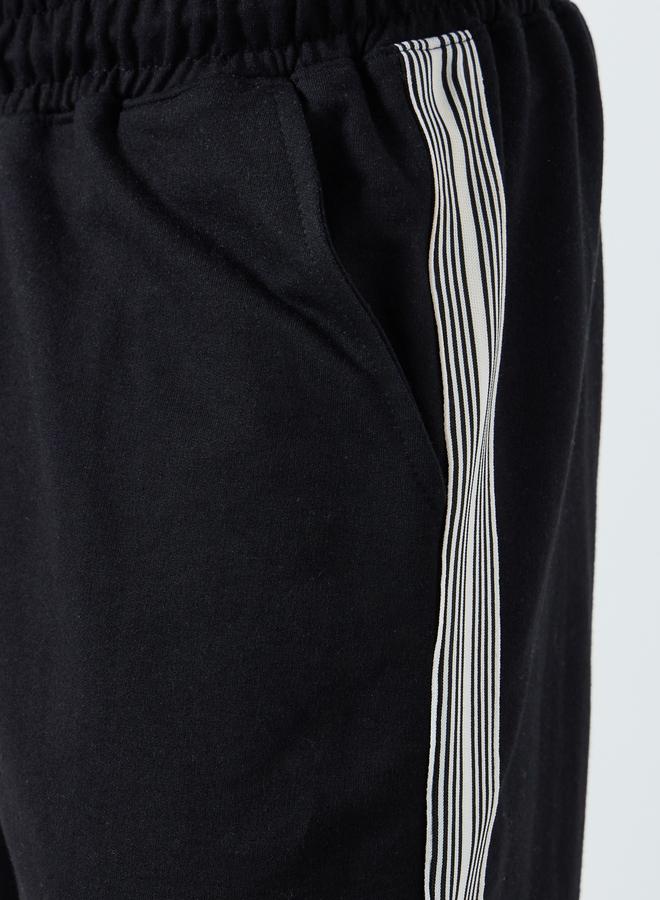 ستايلي شورت تيري بقصة واسعة وشريط جانبي - Image 3