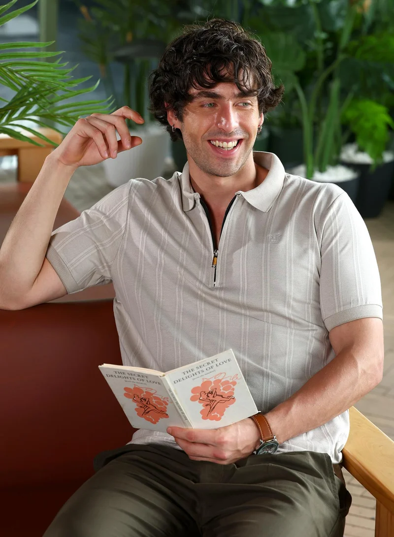 كامبوس سوترا تيشيرت بولو رجالي مخطط بالجاكار برقبة بولو وأكمام قصيرة بأساور جاكار وسحاب نصفي وحافة مستقيمة.