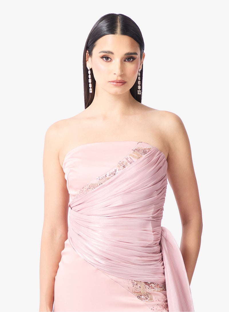 نمشي x فستان سهرة مكشوف الأكتاف مزين بذيول - Image 3