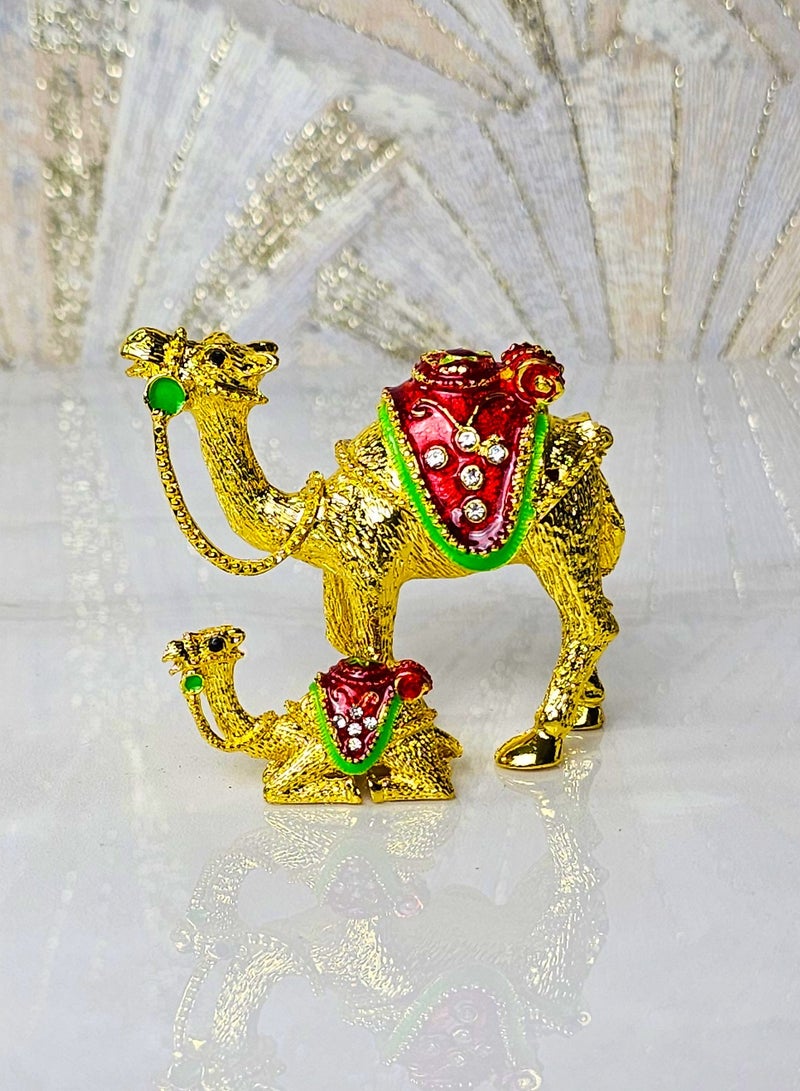 سوق الهدايا التذكارية تحفة فنية فاخرة من دبي، مصنوعة من سبائك الزنك المتينة، تتميز بتفاصيل مرسومة يدويًا وترصيعات حجرية يدوية الصنع. تعرض جملًا مع صغيره، وهي مثالية كتذكار من الإمارات العربية المتحدة، أو قطعة ديكور منزلية مميزة، أو هدية أنيقة. ذهبي وأحمر - Image 1