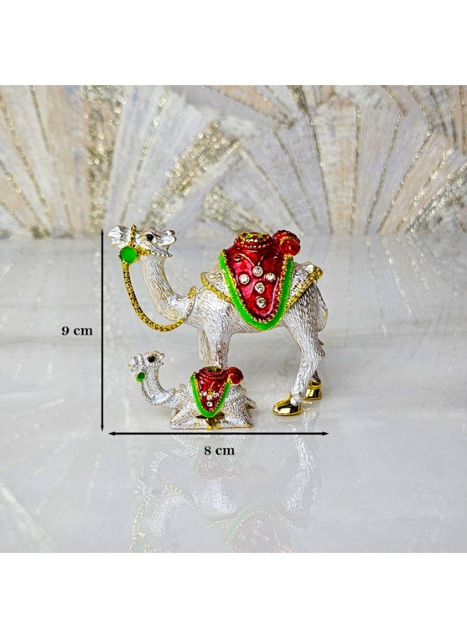 سوق الهدايا التذكارية تحفة فنية فاخرة من دبي، مصنوعة من سبائك الزنك المتينة، تتميز بتفاصيل مرسومة يدويًا وترصيعات حجرية يدوية الصنع. تعرض جملًا مع صغيره، وهي مثالية كتذكار من الإمارات العربية المتحدة، أو قطعة ديكور منزلية مميزة، أو هدية أنيقة. ذهبي وأحمر - Image 2