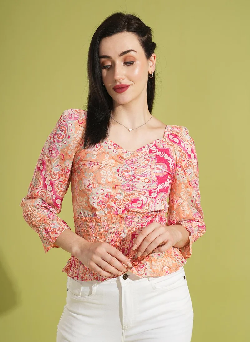 جلو باص بلوزة نسائية بطبعة زهور وياقة قلب من جلوبس