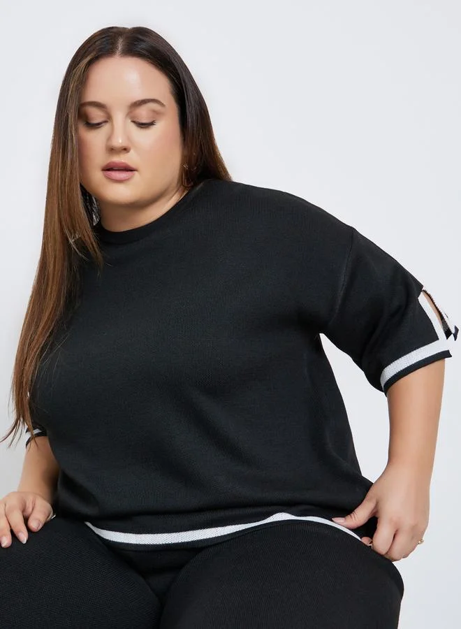 ستايلي بلوزة محبوكة واسعة بتفاصيل متباينة وكتف منخفض