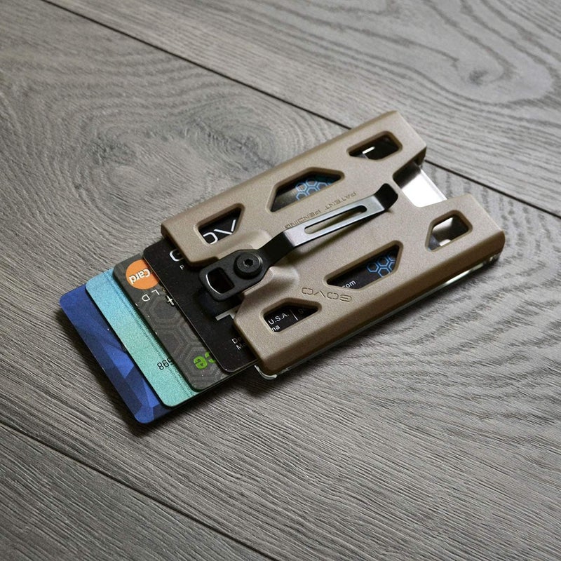 GOVO حامل الشارة/المحفظة T4 - حامل هوية/بطاقة ائتمان من البولي كربونات المتين مع مشبك معدني وفتحات لعدد 4 بطاقات (يستوعب من 1 إلى 4 بطاقات) (بني) - Image 3