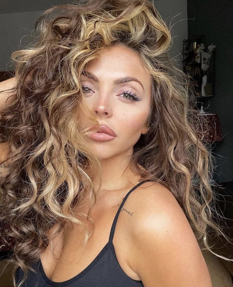 Fencca باروكة طويلة ومجعدة باللون البني مع خصلات بلون الشقراء للنساء، شعر صناعي مقاوم للحرارة، باروكة مجعدة باللون البني مع خصلات بلون الشقراء