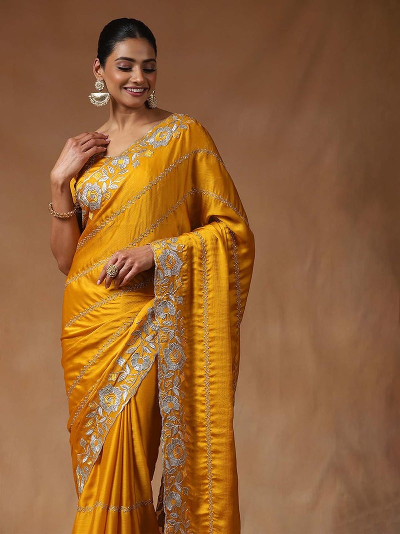 saree mall ساري مول ساري حرير ساتان مزخرف بالزهور للنساء باللون الأصفر مع قطعة بلوزة غير مخيطة (ANIKA1203_AG) - Image 4