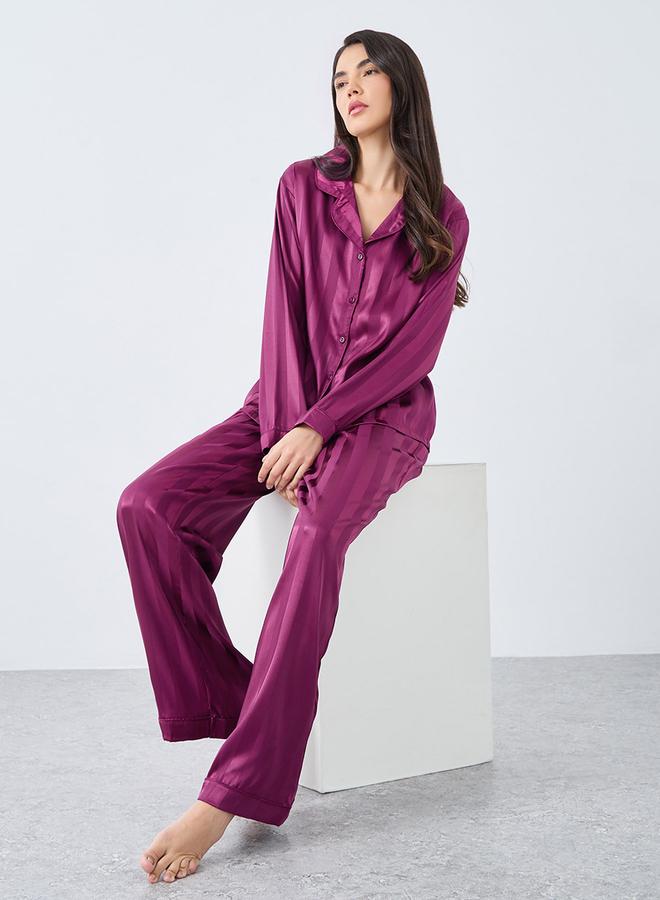 ستايلي طقم بيجامة وقميص مخطط ساتان جاكاردي مزين بحواف - Image 1